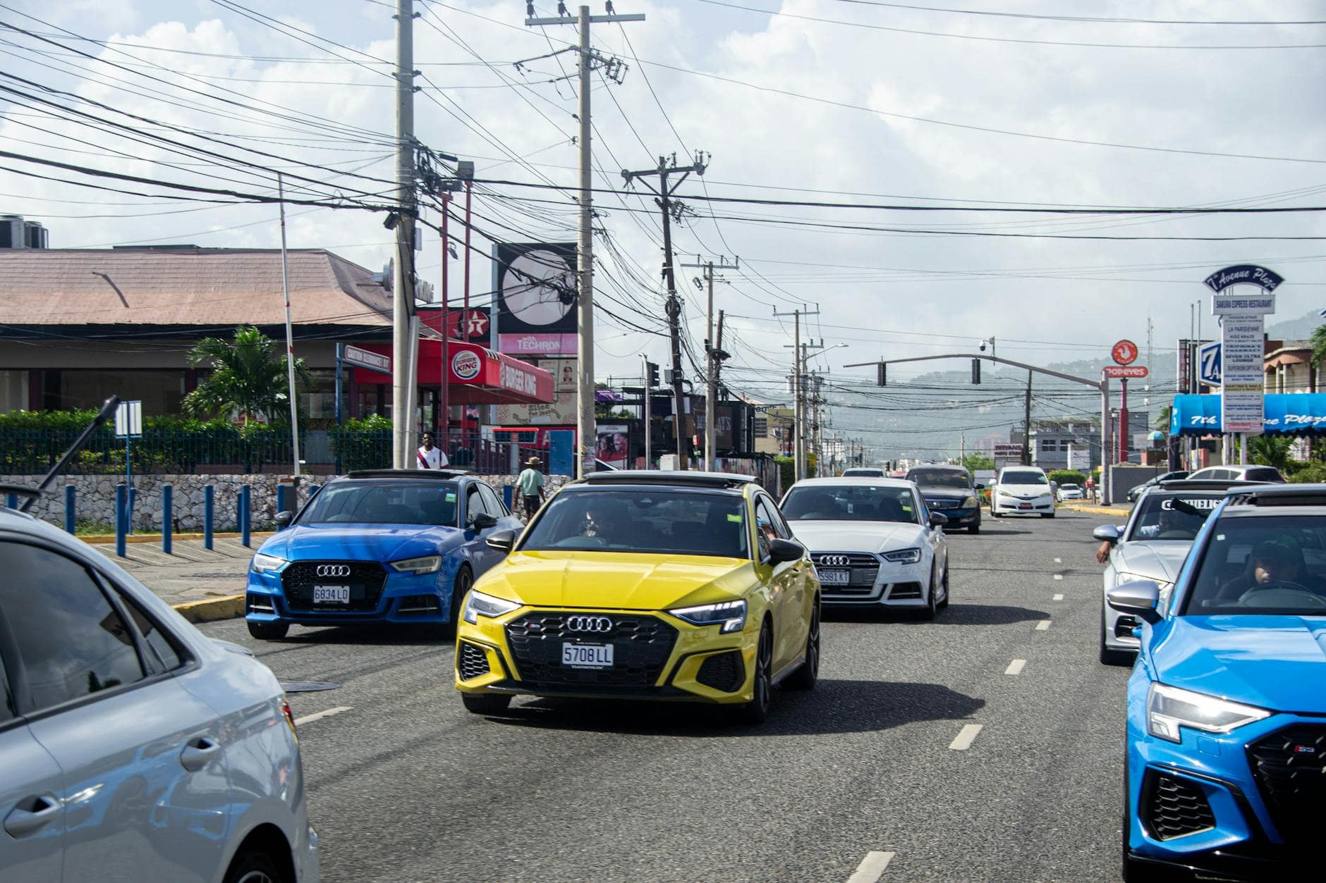 busy urban street scene in montego bay jamaica, Photo by hh meddia_ on Pexels.com